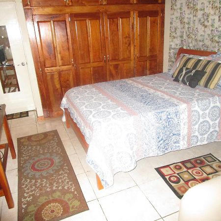 The Residence Portmore Apartments Екстер'єр фото